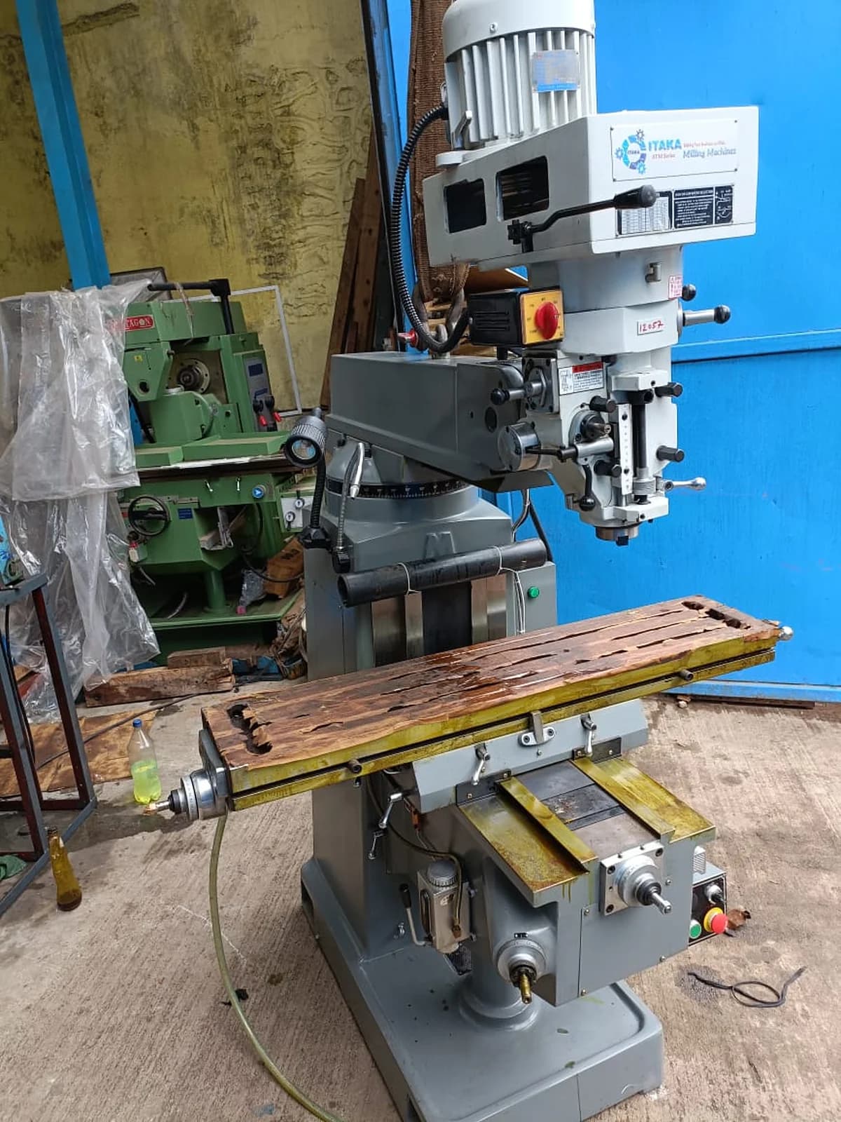 Taiwan ITAKA Vertical RAM Turret Milling Machine — image 3