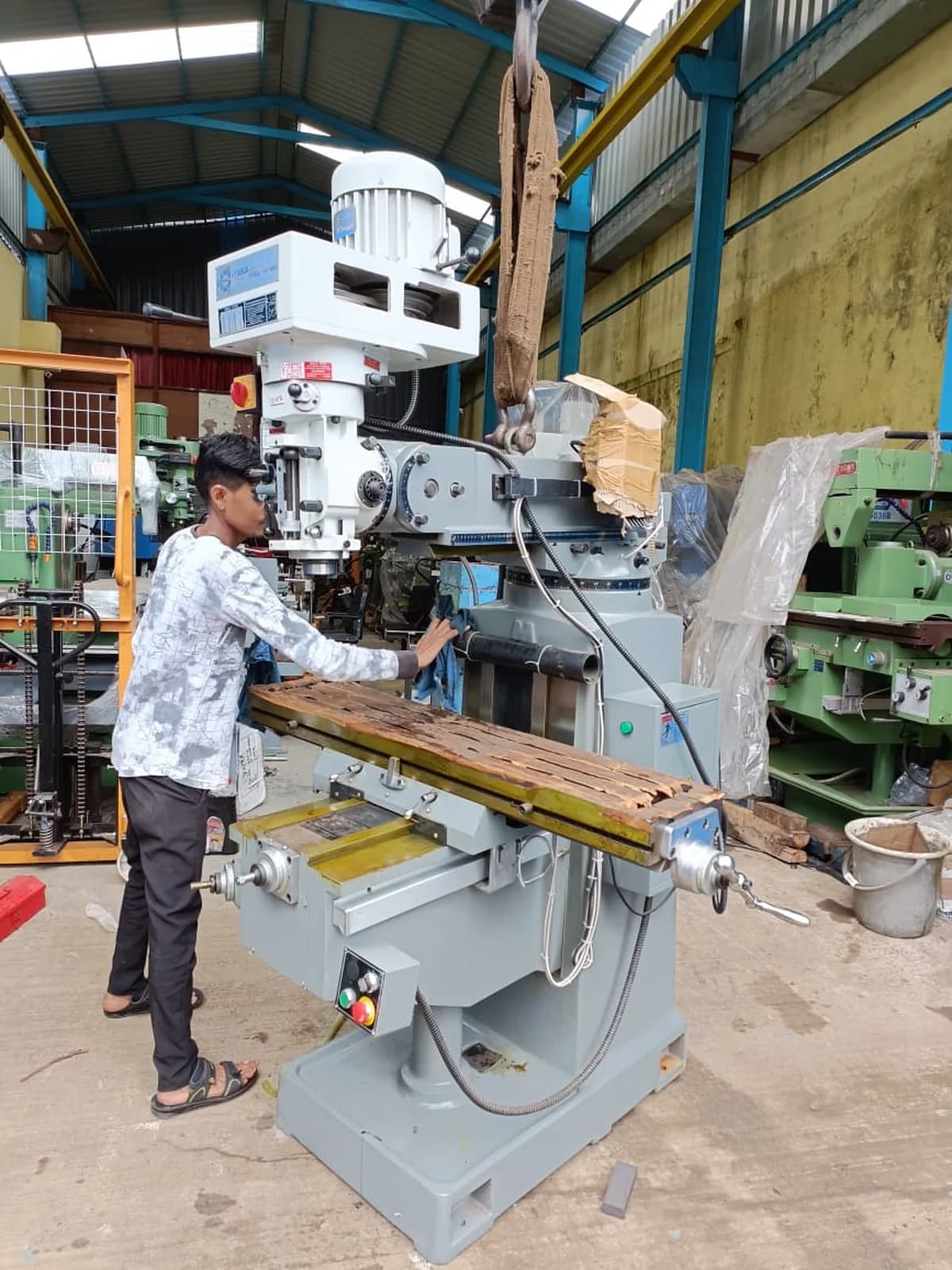 Taiwan ITAKA Vertical RAM Turret Milling Machine — image 4