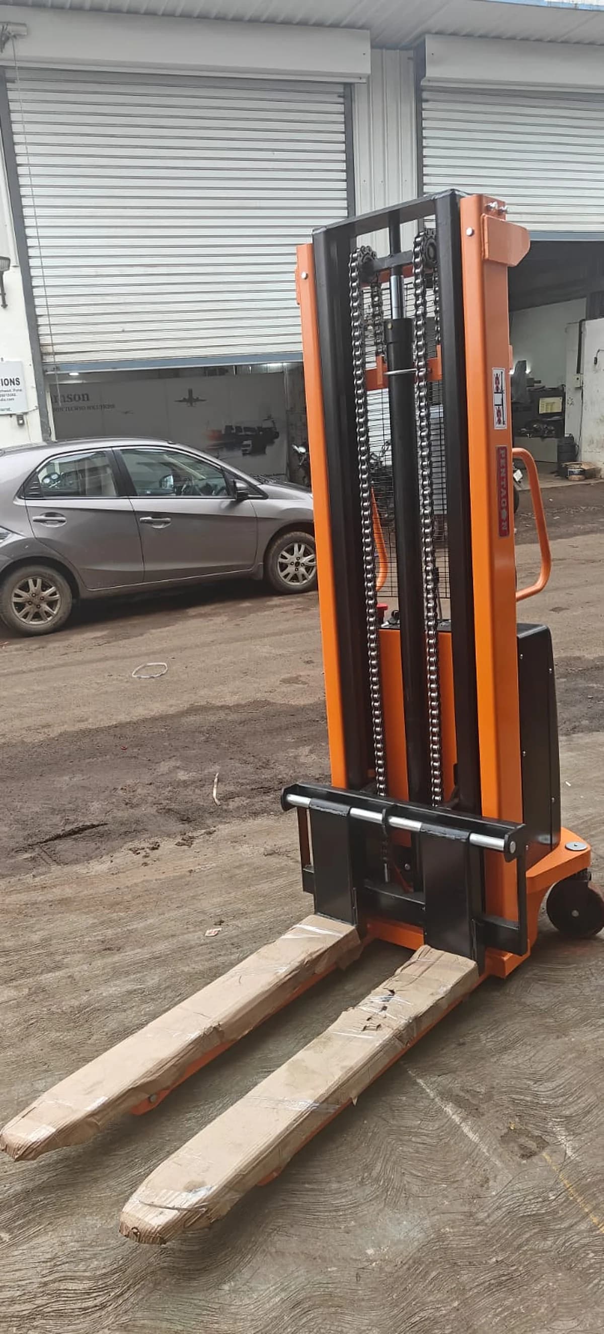 Battery Operated Semi Electric Stacker — image 16