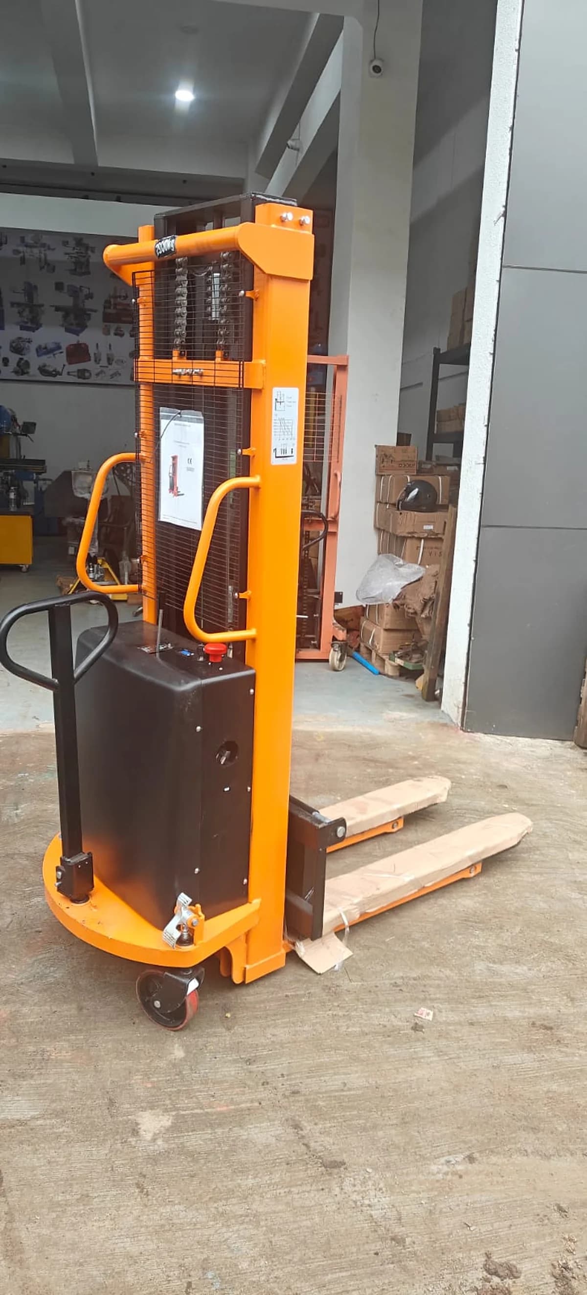 Battery Operated Semi Electric Stacker — image 17