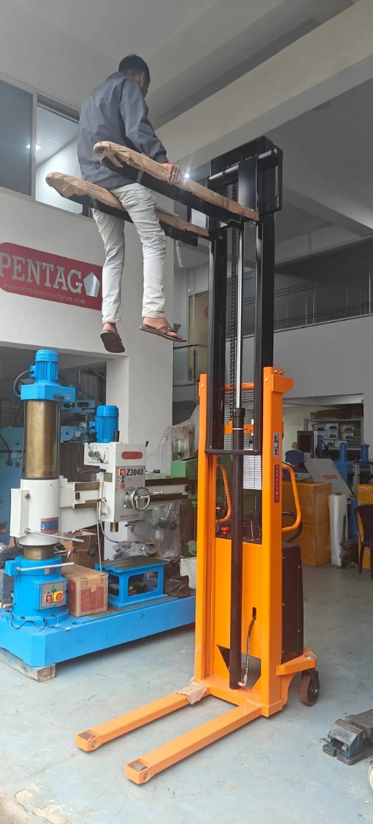 Battery Operated Semi Electric Stacker — image 18